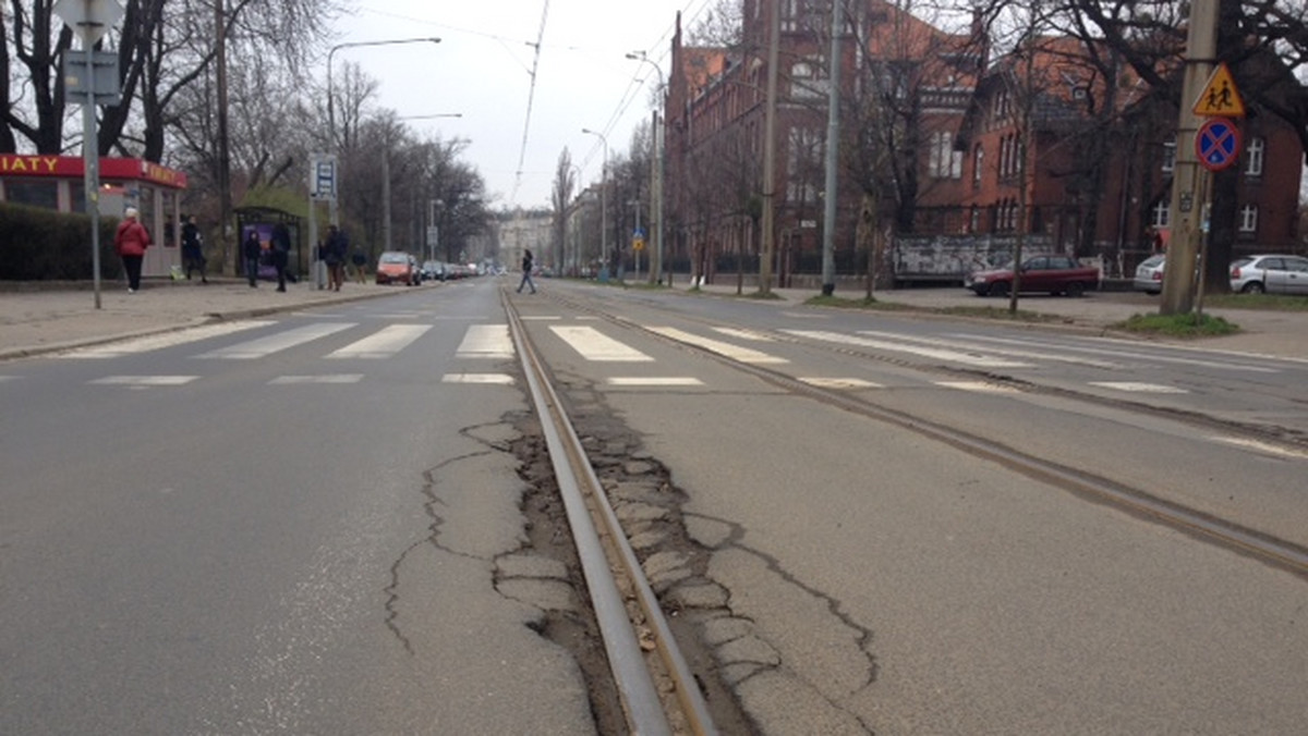 Powstanie nowa nawierzchnia i nowe torowisko. We Wrocławiu rusza długo wyczekiwany przez mieszkańców remont ulicy Nowowiejskiej. Prace mogą potrwać nawet rok i pochłoną 20,3 mln złotych. Modernizacją zajmie się spółka Heilit+Woerner.