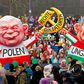 Karnawałowa platforma przedstawiająca lidera PiS Jarosława Kaczyńskiego i premiera Węgier Viktora Orbána podczas tradycyjnej parady Rosenmontag w Düsseldorfie, 12 lutego 2018 r.