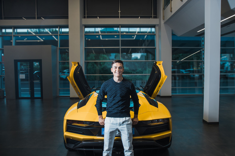 Paulo Dybala i jego nowy Aventador S