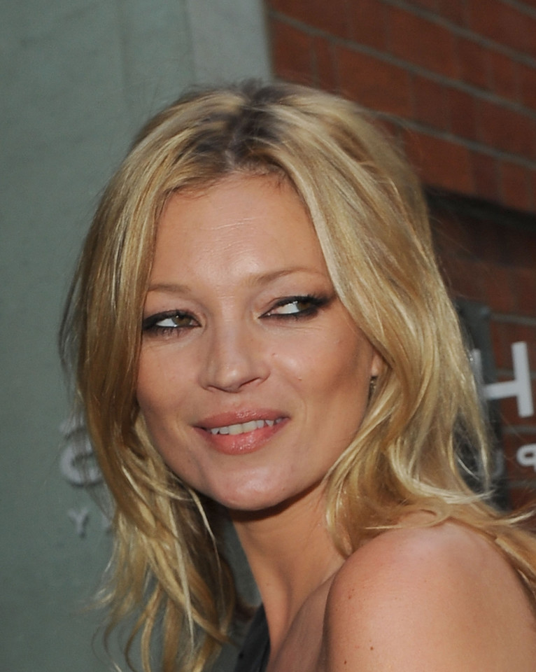 Kate Moss na wystawie fotografii Mario Testino