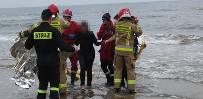 Zdesperowana 14-latka spędziła kilkadziesiąt minut w morzu. Uratowali ją policjanci