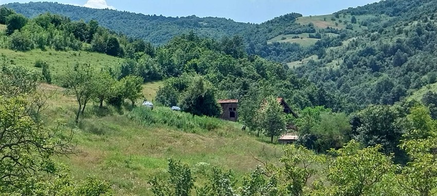 Kuća gde se dogodila nezapamćena tragedija nalazi se na oko kilometar i po od sela