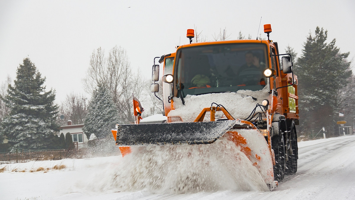 Z powodu obfitych opadów śniegu ok. 11 tys. gospodarstw domowych na Podkarpaciu nie ma w niedzielę rano prądu. Najwięcej w powiatach sanockim i leskim. W regionie wszystkie drogi krajowe i wojewódzkie są przejezdne.