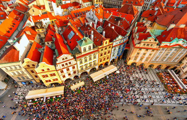 Turyści na Rynku Staromiejskim w Pradze