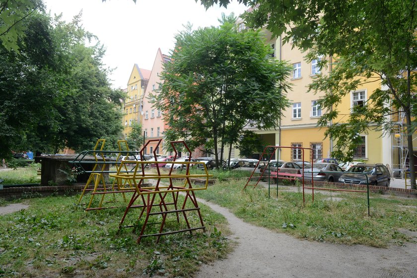 Stary plac zabaw w podwórku na tyłach Rynku