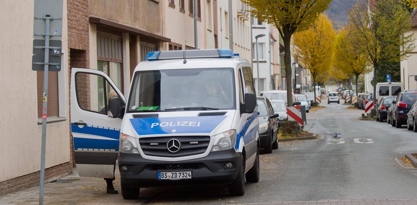 Związał pętlę na szyi żony i wlókł za autem. Na oczach ich dziecka!