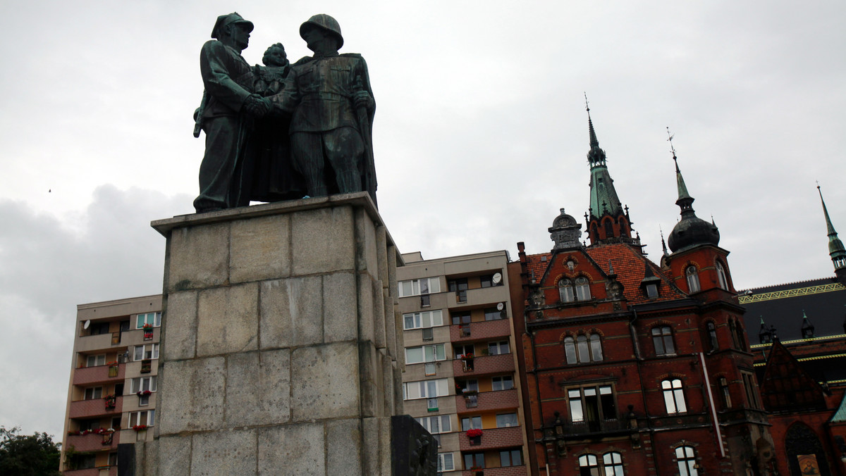 Dziś w Legnicy (Dolnośląskie) rozpoczęła się rozbiórka Pomnika Wdzięczności dla Armii Radzieckiej. Monument przedstawia żołnierzy polskiego i radzieckiego trzymających na rękach dziewczynkę. Jego rozbiórkę zarządzono na mocy ustawy dekomunizacyjnej.