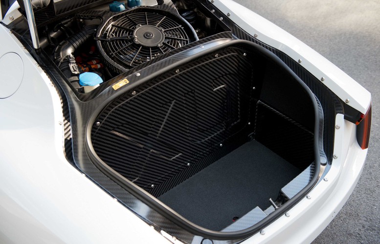 Volkswagen XL1 - bagażnik zaprojektowany w odwłoku XL1 ma 120 litrów pojemności