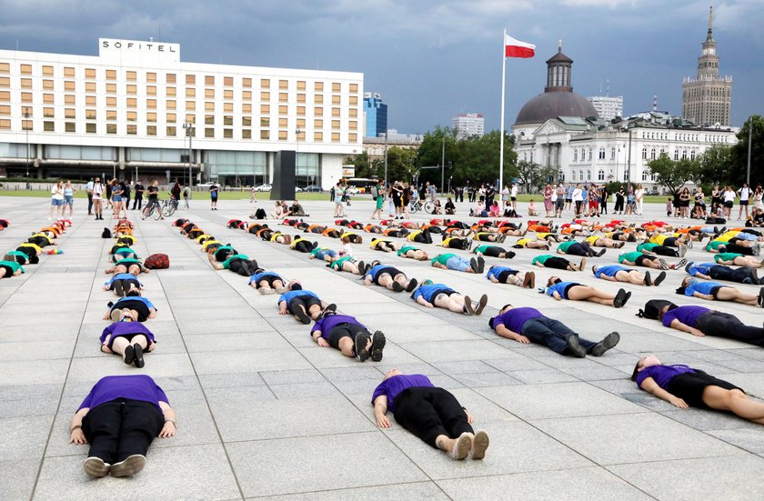 Happening środowisk LGBT na placu Piłsudskiego