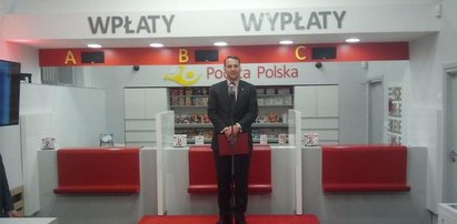 Sikorski na poczcie. Komiczne zdjęcie!