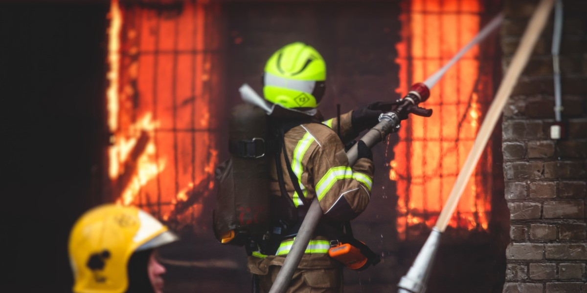 Zdjęcie ilustracyjne/ Duży pożar w Skale pod Krakowem. Strażacy w akcji.