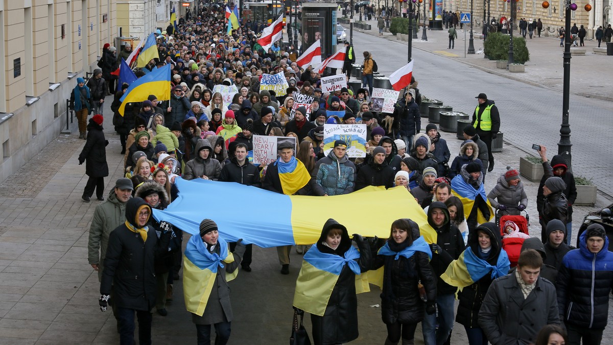 Ponad sto osób uczestniczyło w manifestacji poparcia dla integracji Ukrainy z Unią Europejską oraz protestów odbywających się na Majdanie Niepodległości w Kijowie. Z Placu Zamkowego manifestujący przeszli pod ambasadę Ukrainy.