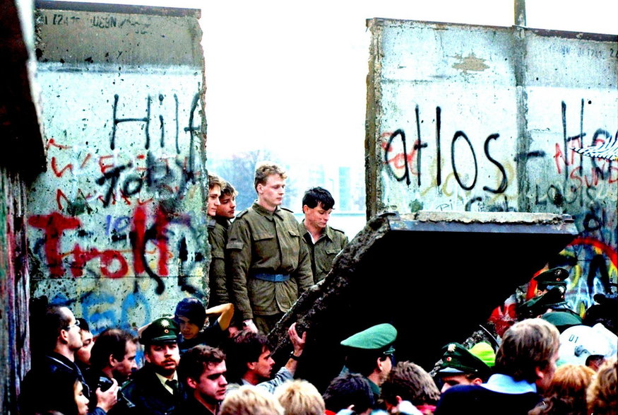 Mur Berliński przechodzi do historii (fot. Xizdos, CC BY-SA 4.0)