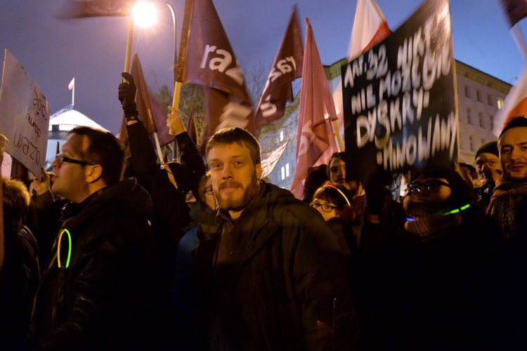 Adrian Zandberg na manifestacji w obronie niezależności TK