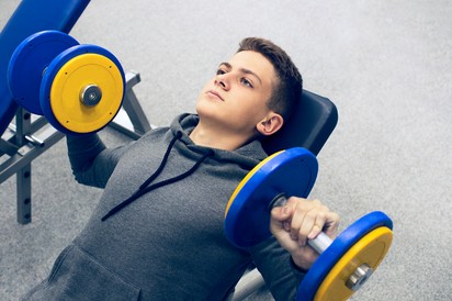 Végezhet a 15 éves fiam súlyzós edzést? Az orvos válaszol