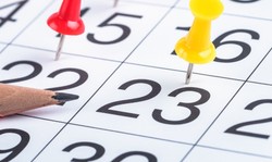 Jak mieć 18 dni świątecznego urlopu w 2025? Kalendarz długich weekendów