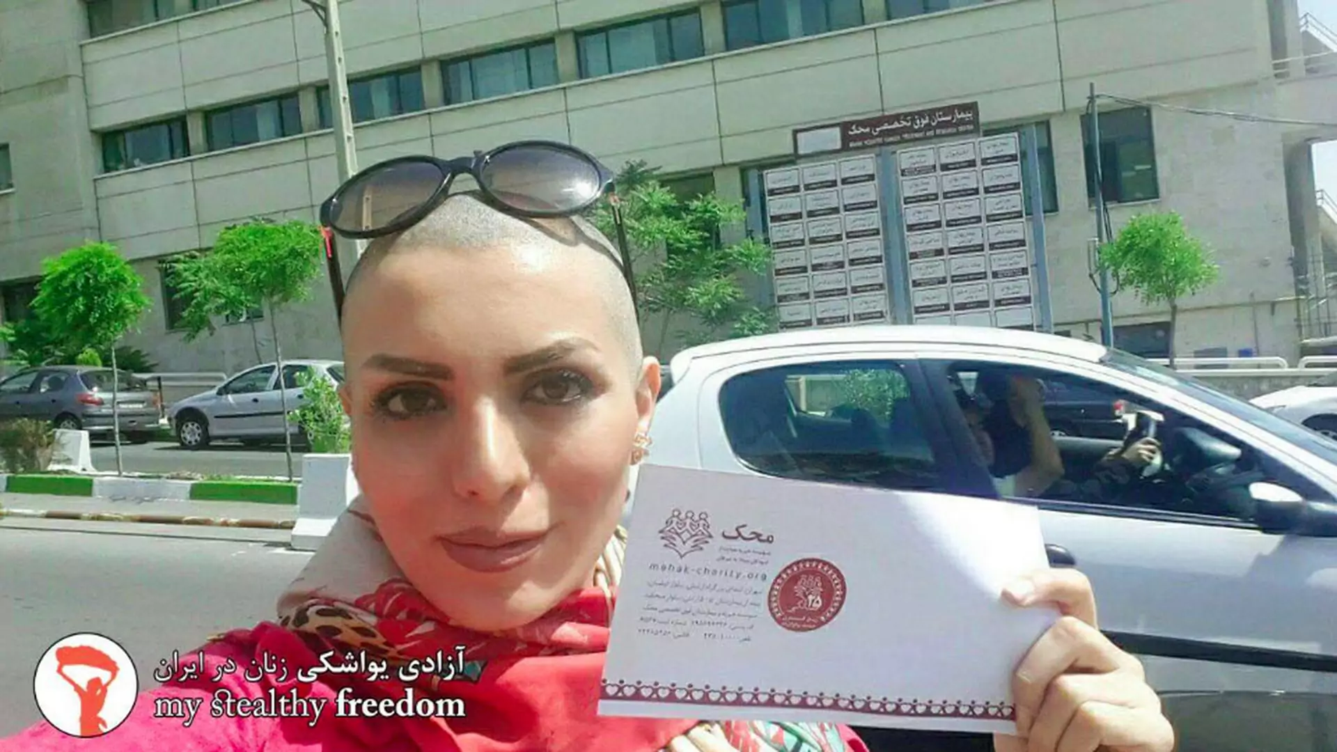 Iranka goląc głowę wypowiada walkę noszeniu chusty: "nie mam włosów, nie możecie mnie aresztować"