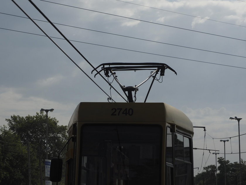 Uwięzione tramwaje w Łodzi mają 34 godziny opóźnienia. To są skutki nawałnicy 