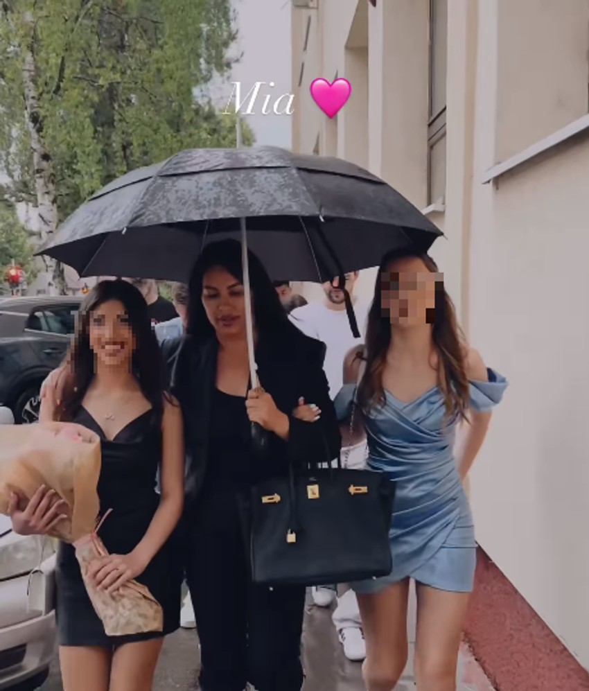 Seka Aleksić na maturi sa devojčicom Miom