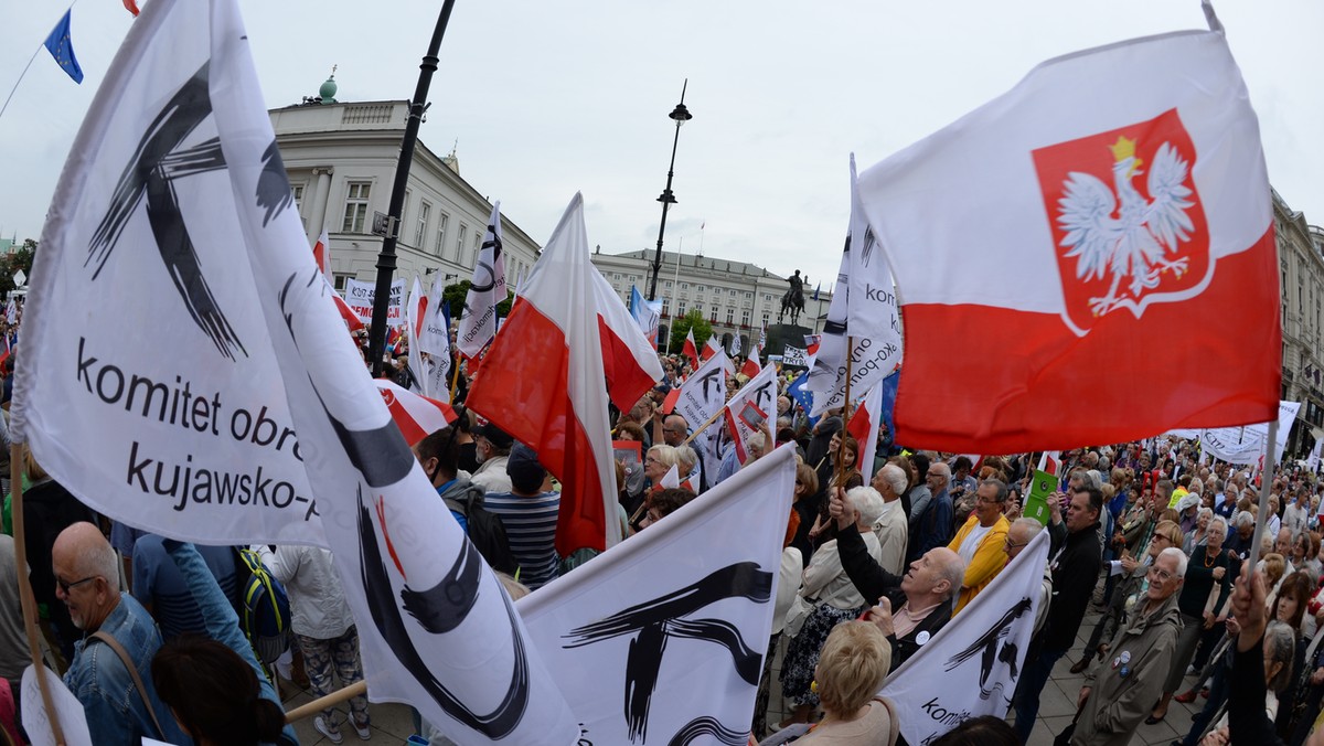 WARSZAWA PAŁAC PRERZYDENCKI KOD MANIFESTACJA (demonstracja KOD)