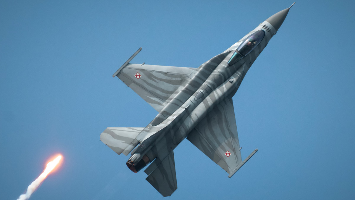 Jeden ze scenariuszy ćwiczeń Dragon-19 zakłada przebazowanie niektórych polskich samolotów F-16 na niemieckie lotnisko w Laage - informuje "Rzeczpospolita".