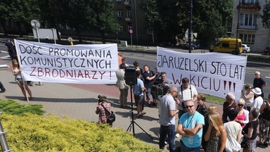 90. urodziny gen. Jaruzelskiego; zamknięte przyjęcie i uliczne protesty