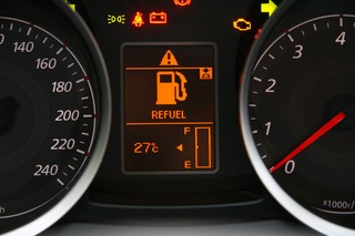 Ile kilometrów przejedziesz na rezerwie? Sprawdziliśmy jak kłamią wskaźniki zasięgu i dlaczego