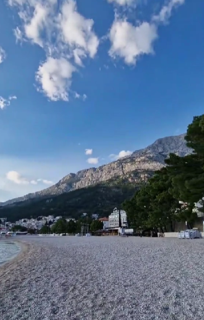 Muž sa na TikToku pochválil, ako si užíva občerstvenie na chorvátskej pláži.