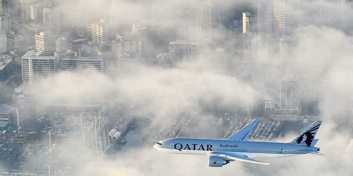 Boeing 777 Qatar Airways nad Auckland w trakcie podchodzenia do lądowania