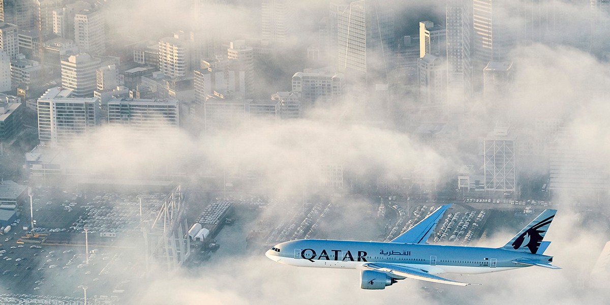 Boeing 777 Qatar Airways nad Auckland w trakcie podchodzenia do lądowania