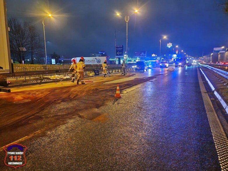 Kolizja ciężarówki i osobówki - 06.12.2022 - autor: 112tychy.pl