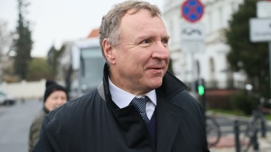 tyle zarabia jacek kurski w brukseli. ile wynosi pensja byłego prezesa tvp?