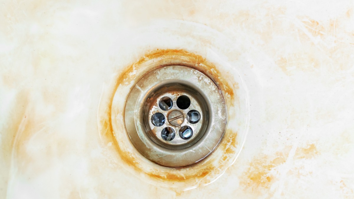 Uklonite i najtvrdokornije mrlje iz kupatila uz ovaj sastojak – jači je od sode bikarbone i sirćeta