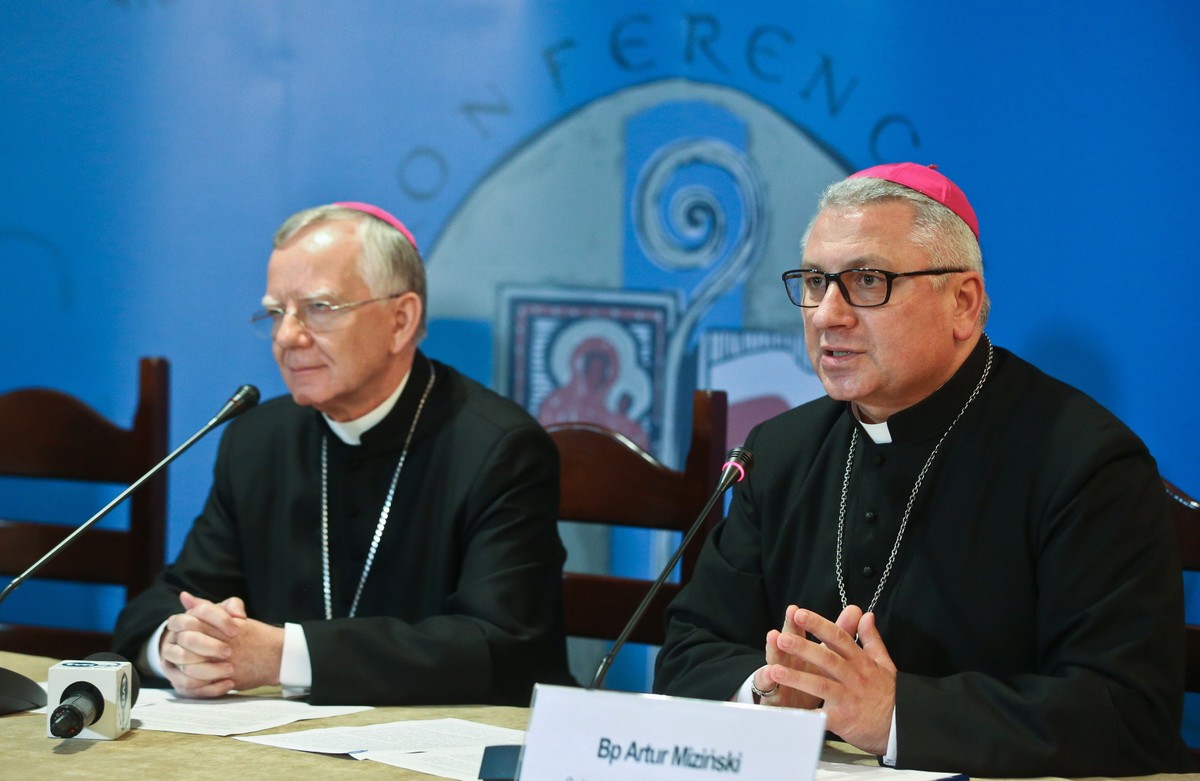 Zastępca przewodniczącego Konferencji Episkopatu Polski abp. Marek Jędraszewski i sekretarz generalny bp. Artur Miziński. Fot. PAP/Rafał Guz
