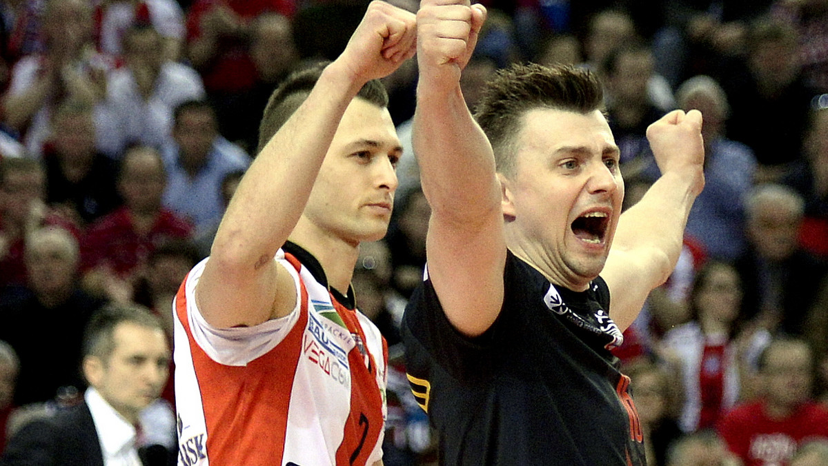 Asseco Resovia w Rzeszowie wygrała z Delektą Bydgoszcz 3:1 (20:25, 25:19, 25:21, 25:23) w trzecim meczu półfinałowym PlusLigi. Rzeszowianie w serii do trzech zwycięstw prowadzą 2:1 i w poniedziałek mogą rozstrzygnąć o losach awansu do finału.