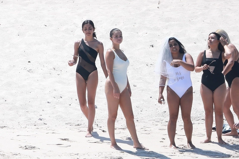 Selena Gomez w białym kostiumie kąpielowym na plaży [ZDJĘCIA] - Plejada.pl