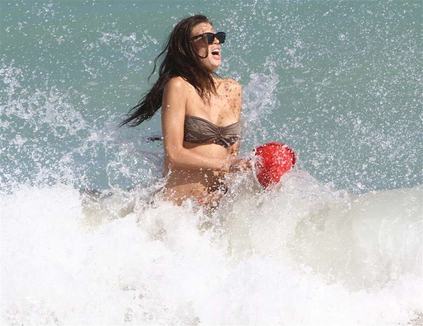 Claudia Galanti na plaży