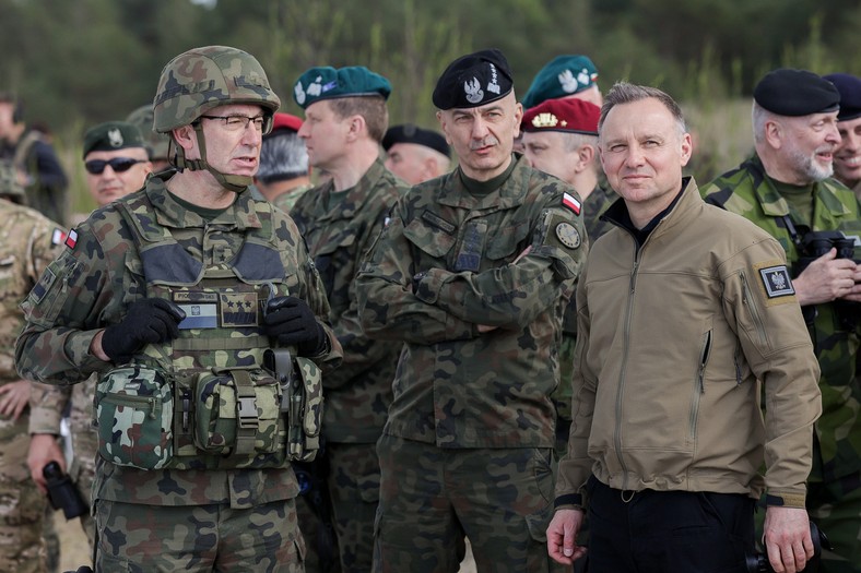 Andrzej Duda (z prawej) na ćwiczeniach Anakonda-23. Z lewej gen. Tomasz Piotrowski, w środku gen. Rajmund Andrzejczak (13.05.2023)