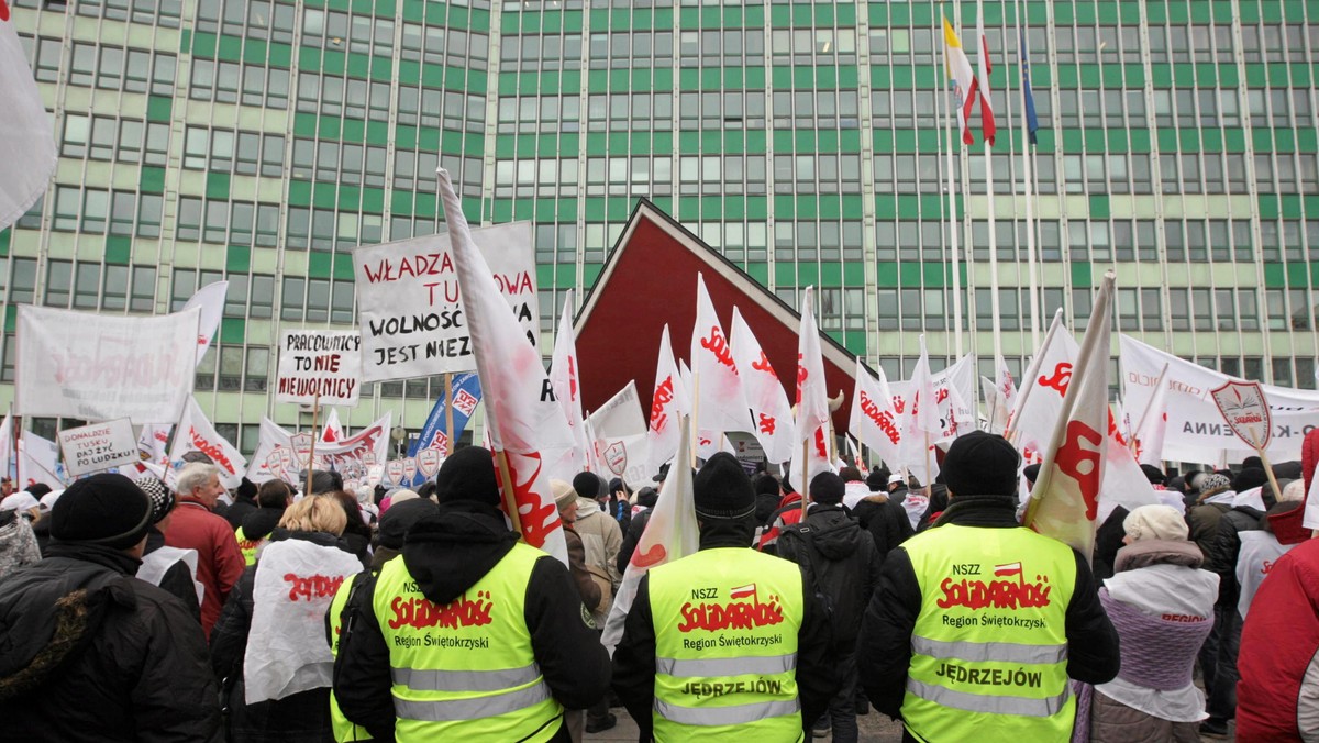 Nie tylko umowa o pracę będzie dawała prawo korzystania z uprawnień związkowych. Prawo do tworzenia i wstępowania do związków zawodowych mają zyskać również samozatrudnieni niebędący pracodawcami oraz świadczący pracę na podstawie umów-zleceń i o dzieło, czyli nawet 2,5 miliona osób. O pracach nad ustawą pisze "Dziennik Gazeta Prawna".