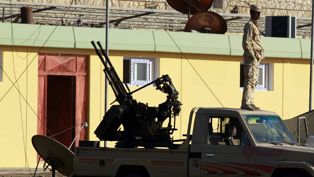 Co najmniej 14 ciał widział korespondent agencji Reutera dzisiaj w pobliżu samochodów sił lojalnych wobec Muammara Kaddafiego, zbombardowanych na drodze we wschodniej Libii.