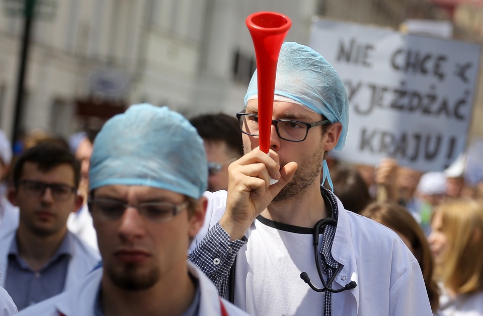 Lekarze-rezydenci chcą podwyżek. Protest w Warszawie