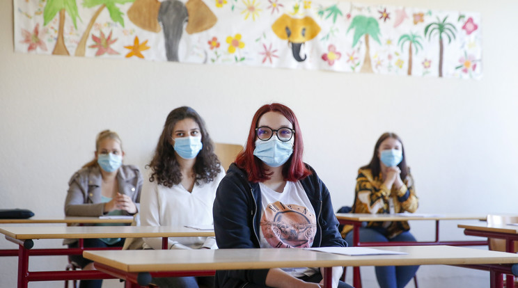 Védőmaszkot viselő diákok osztálytermükben / Fotó: MTI/EPA/Julien Warnand