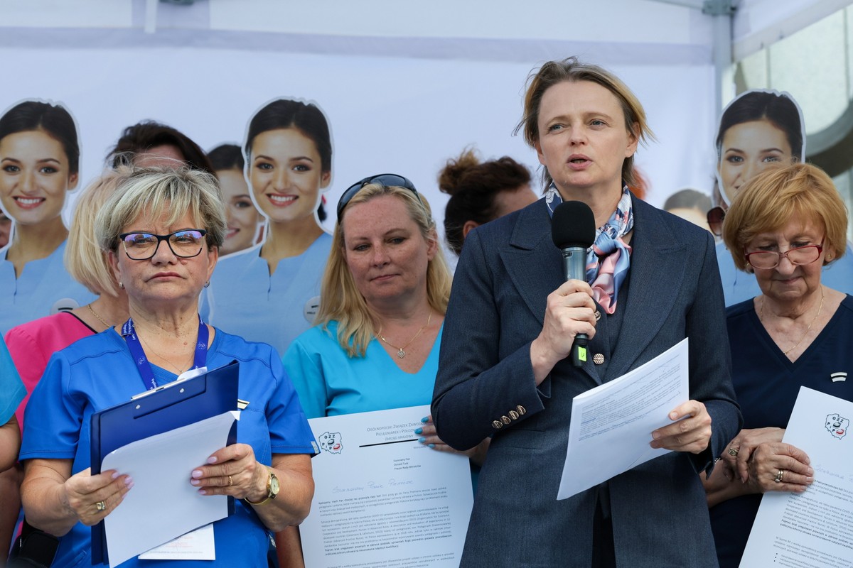 Przewodnicząca Ogólnopolskiego Związku Zawodowego Pielęgniarek i Położnych Krystyna Ptok i wiceprezes Naczelnej Rady Pielęgniarek i Położnych Anna Janik podczas protestu pielęgniarek i położnych