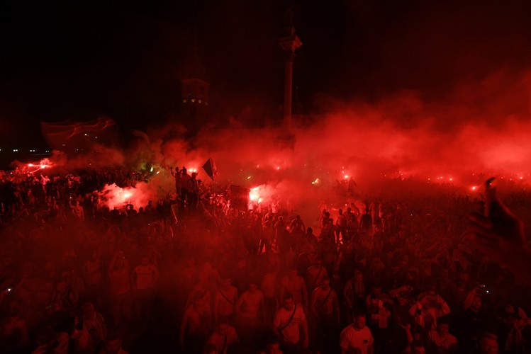 Drużyna Legii Warszawa świętuje z kibicami na Placu Zamkowym zdobycie tytułu mistrza Polski 2016/2017