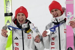 Tomasiak i Wąsek na podium w konkursie duetów. Trzeci medal polskich skoczków narciarskich na igrzyskach olimpijskich