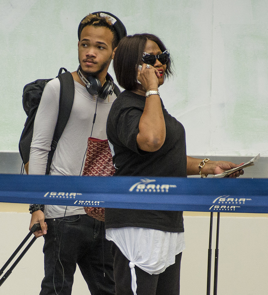 Mama i brat Rihanny przyłapani na lotnisku. Podobni do słynnej wokalistki?