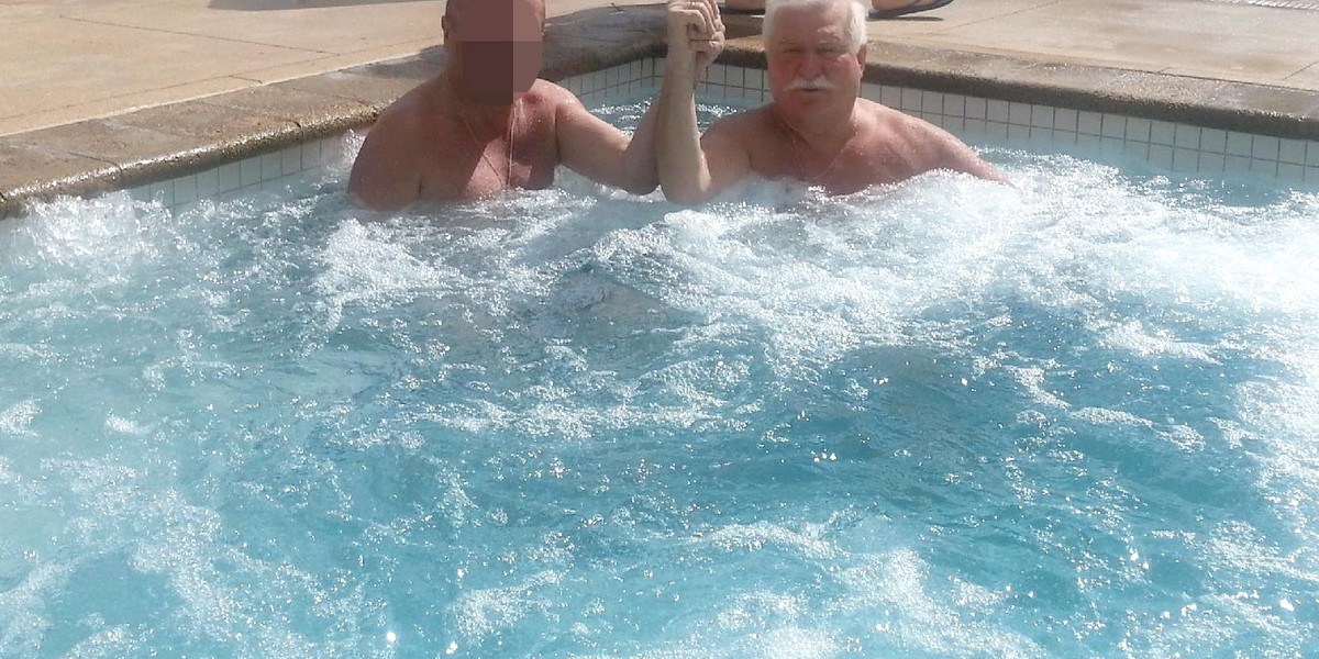 Lech Wałęsa w basenie