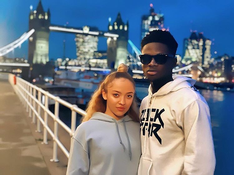 Kuami Eugene in "Aku Shika" music video 