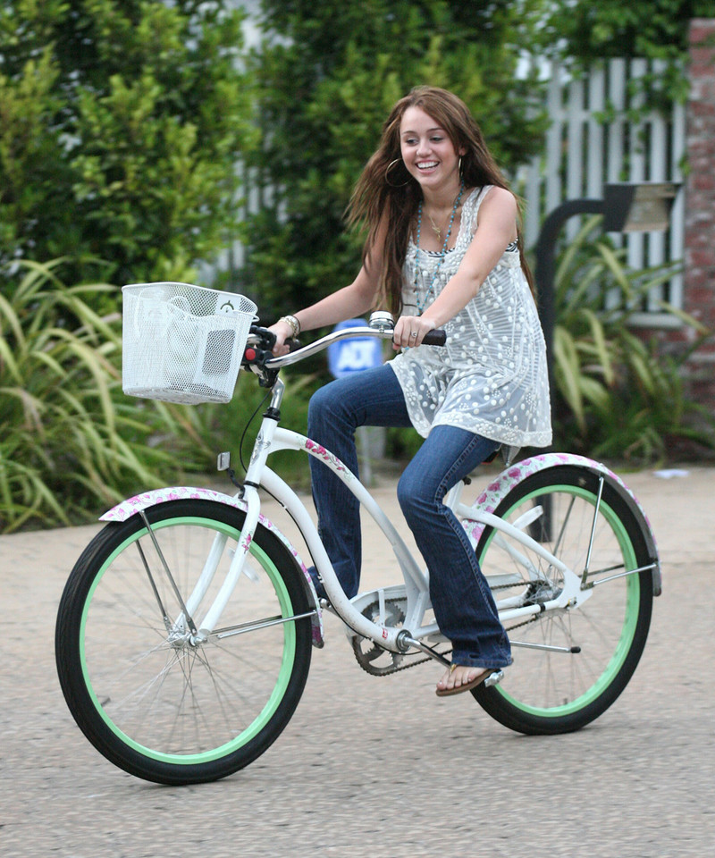 Miley Cyrus na rowerze