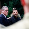 Kir Starmer i Volodimir Zelenski sa vojnicima iz Operacije Interfleks koja podržava ukrajinske snage u Londonu 23. juna 2025.